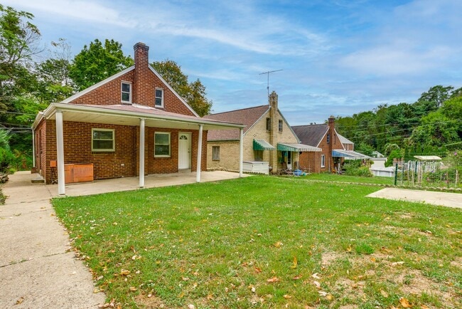 Building Photo - AVAILABLE NOW!! Spacious 4 Bedroom Home in...