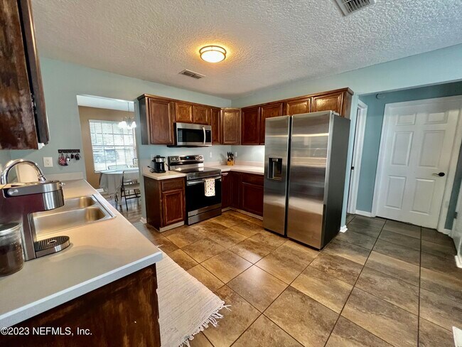 Building Photo - 47 Horsetail Ave