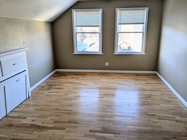 Building Photo - 2 bedroom, 2 bath Apartment with onsite la...