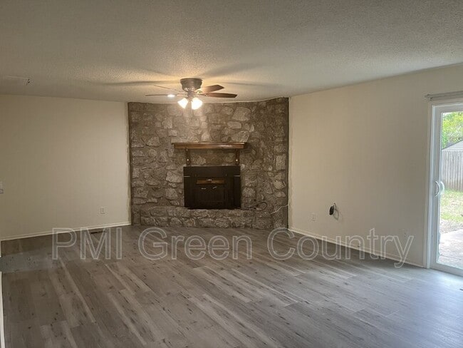 Building Photo - 504 W Twin Oaks St