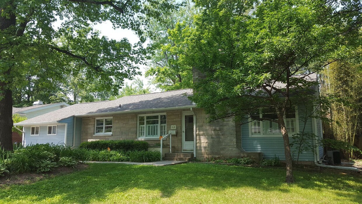 Primary Photo - Spacious Home For Rent!