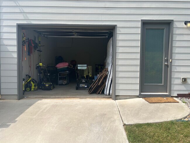 Building Photo - 1284 Towne Square Ct