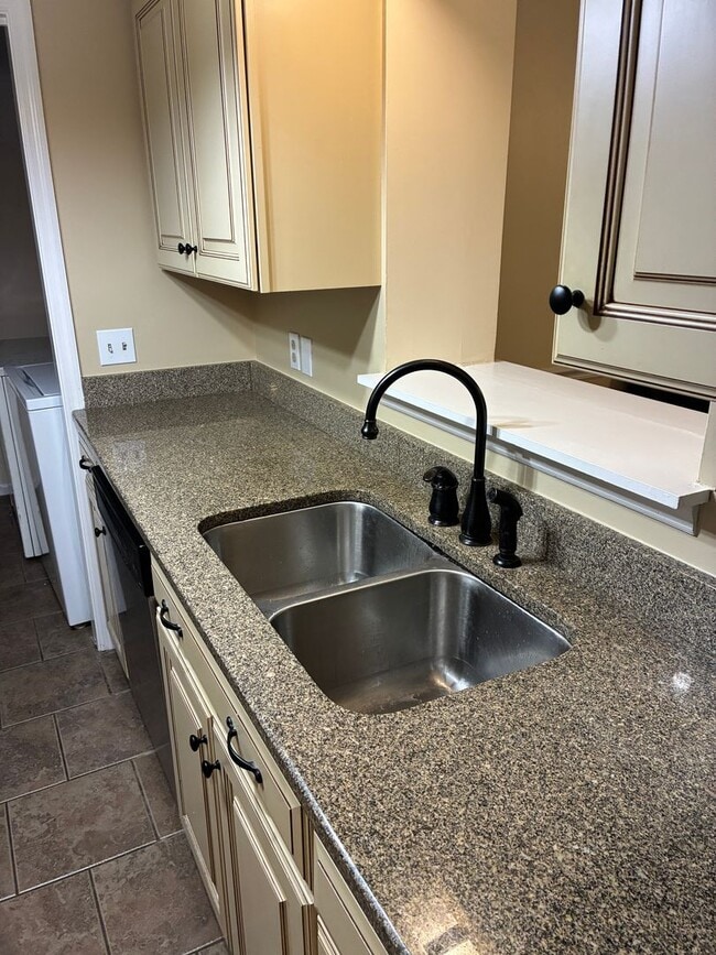 Building Photo - 3 Bed 2 Bath Donelson House – Available Early September! $2200