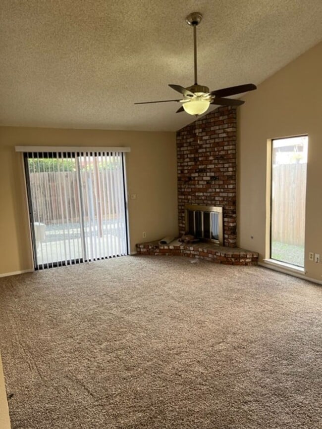 Foto del edificio - 3 BR 2 Bath Home in Lemoore