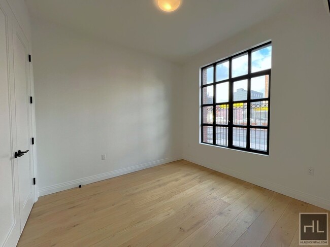 Building Photo - Luxurious 2 bedroom/2 Bathroom duplex apt ...