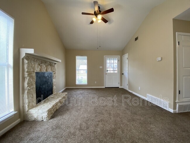 Building Photo - 491 Elmfield Cove