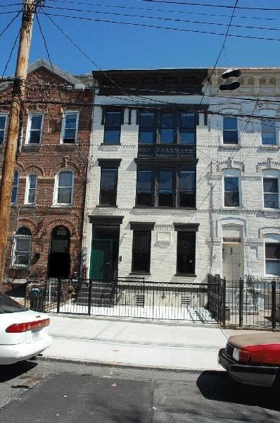 Primary Photo - 305 Bradford St