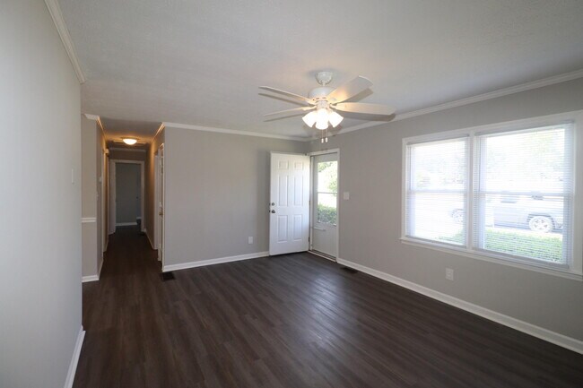 Foto del edificio - 318 Laurel Ln