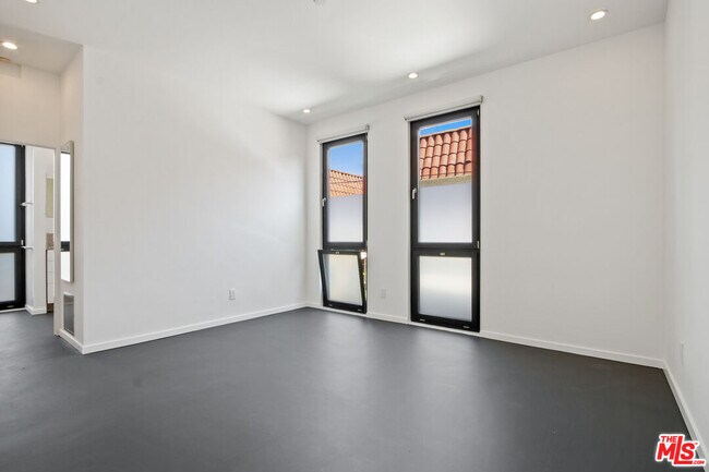 Foto del edificio - 4262 Lincoln Ave