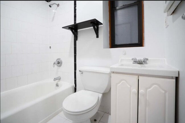 Foto del edificio - 254 E 3rd St