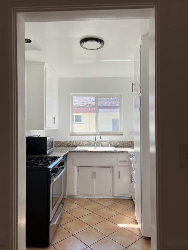 Building Photo - 1118 S Sherbourne Dr