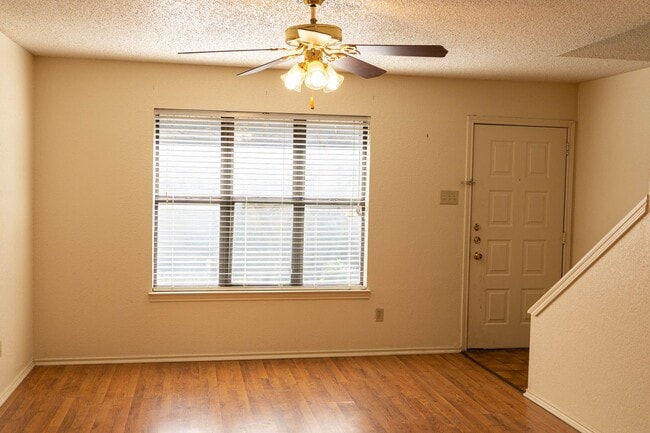 Building Photo - Cobblestone Condo!