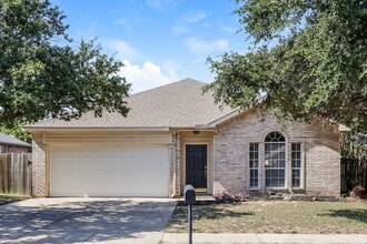 Building Photo - 2321 Wildwood Ln