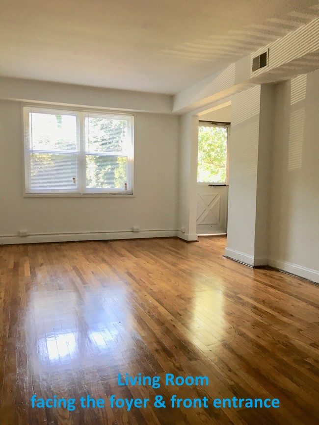 Living Room - Rivercroft Apartments and Townhouses