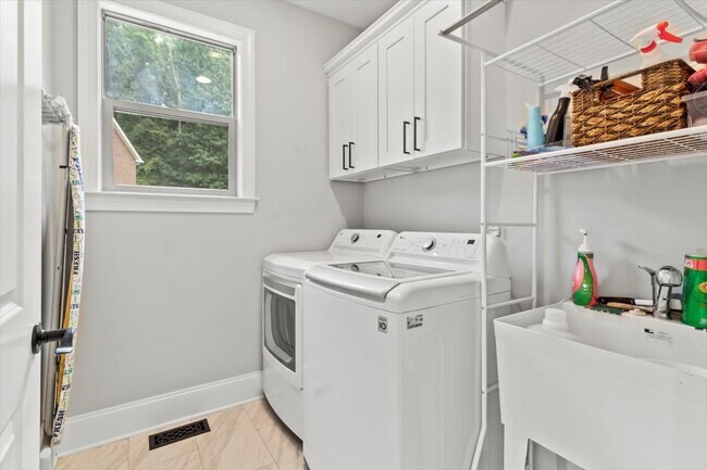 Building Photo - 605 Peachtree Drive