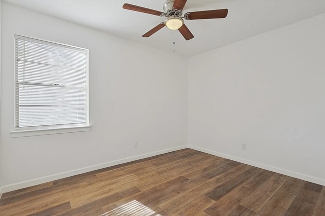 Building Photo - 9039 Pinewood Dr