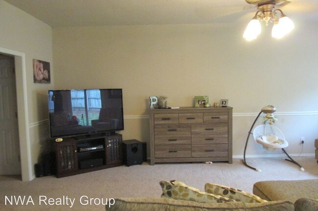 Building Photo - 805 Foxfire Ln