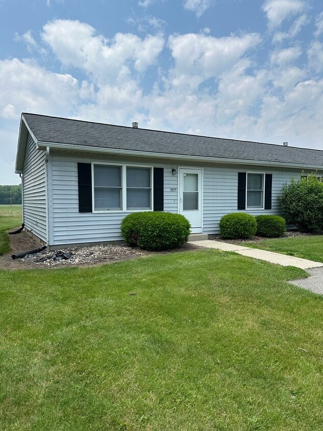 Primary Photo - 3895-3905 N Meadow Ridge Dr