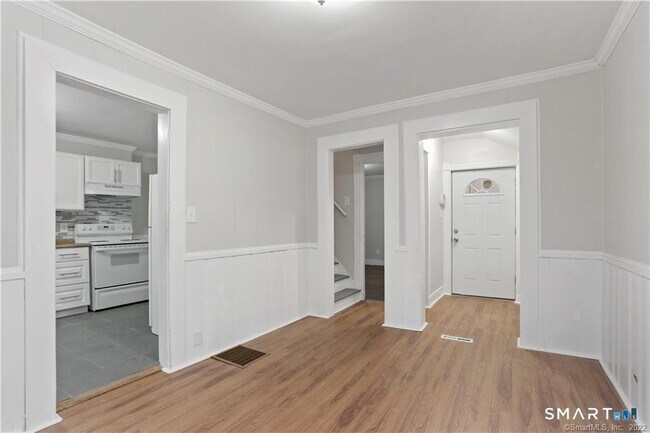 Building Photo - 393 Huntington St