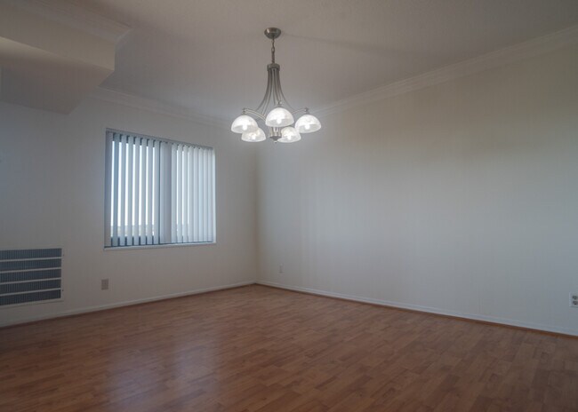 Dining Room - 203 Yoakum Pky