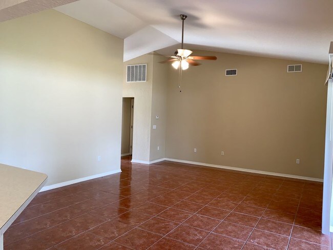 Building Photo - Lovely 4/2 with covered lanai & large yard