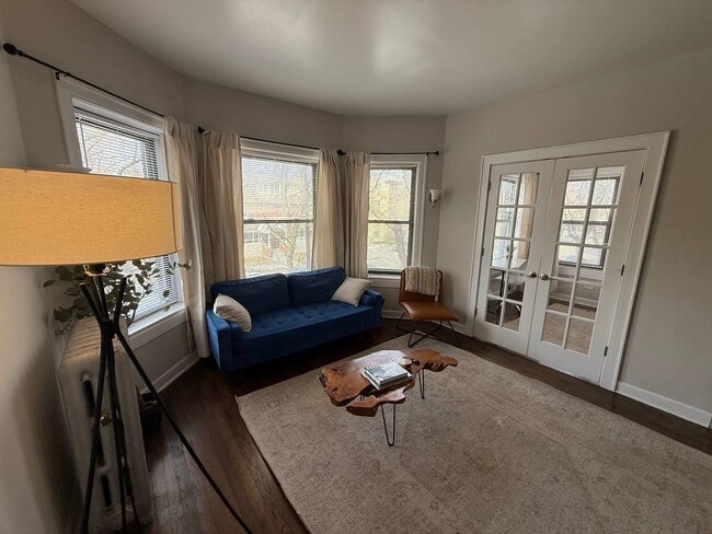 Building Photo - 1359 W Touhy Ave