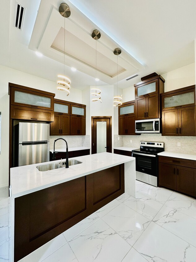 Primary Photo - 210 N Veterans Blvd