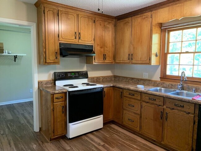 Building Photo - Charming 3 Bedroom 2 Bathroom in Valodosta