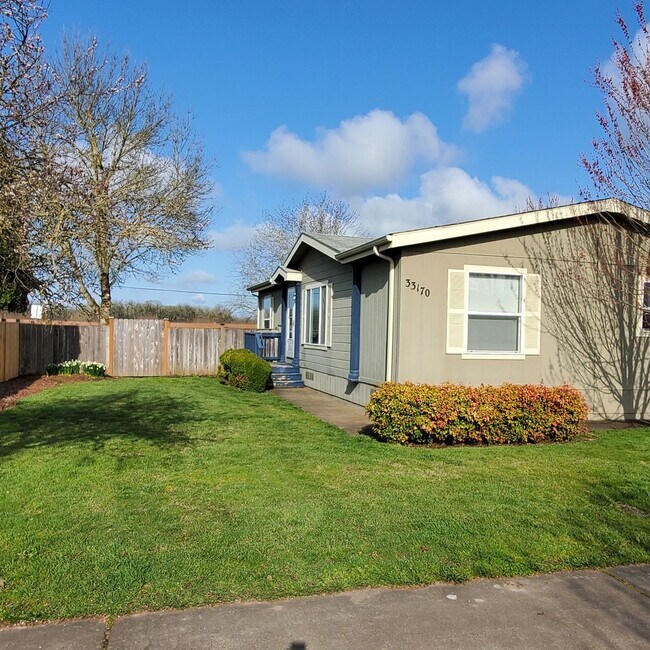 Building Photo - Pet Friendly 3 Bed : 2Bath Home w/ a Carport