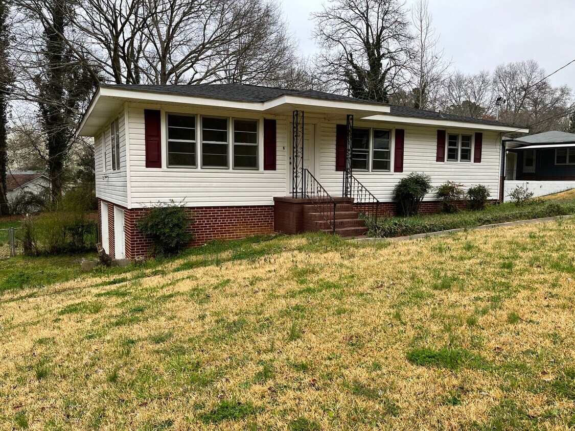 Foto principal - 3 Bedrooms, 1.5 Bathroom - Home in Sherwood Forest!