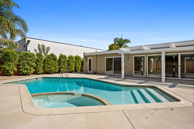 Building Photo - REMODELED 4 BD/3.5 BA RANCH STYLE HOME IN DOVER SHORES