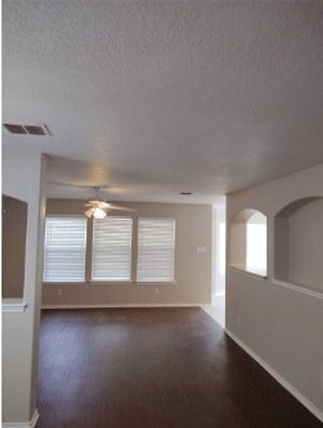 Foto del edificio - Spacious Two-Story Home in Prime Laurel Ca...