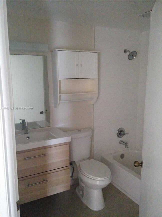 Foto del edificio - 8290 Lake Dr