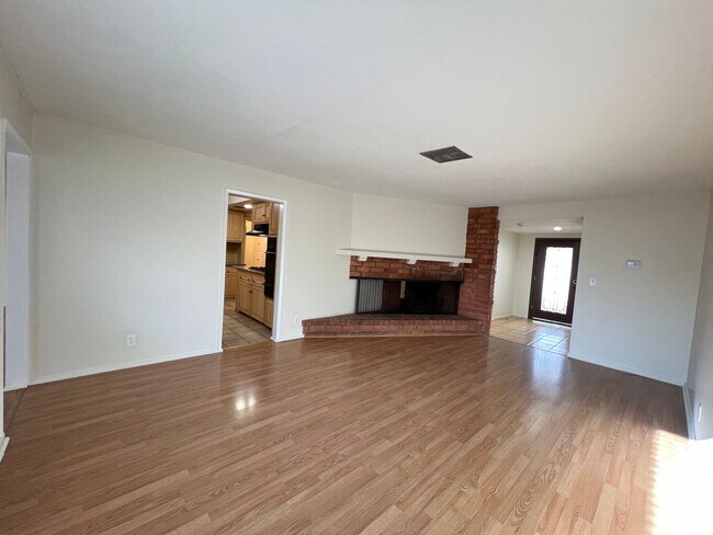 Building Photo - Large 2 Story: 5 Bedroom 5 Bath Pool Home With Family Room,