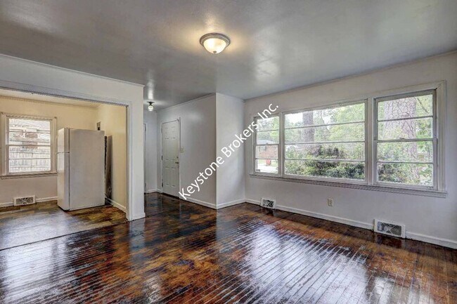 Building Photo - 2634 Tredway Dr