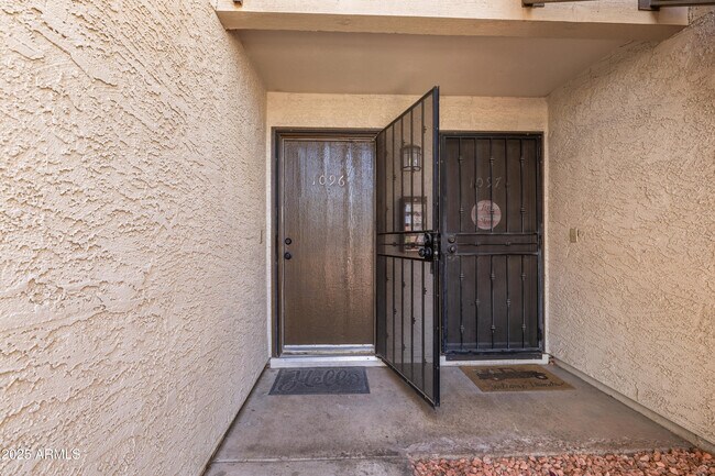 Foto del edificio - 10610 S 48th St