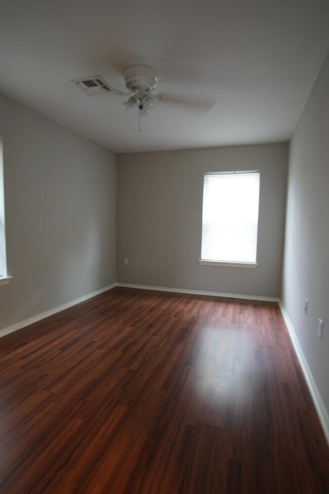 Building Photo - 702 N Redbud Dr