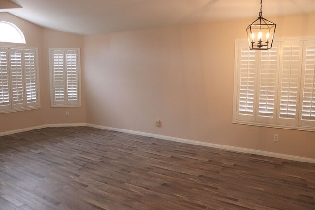 Building Photo - AVAILABLE NOW! SINGLE STORY HOME IN SOUGHT...
