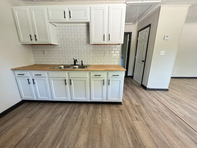 Photo - 3010 Indiana Ave Apartment