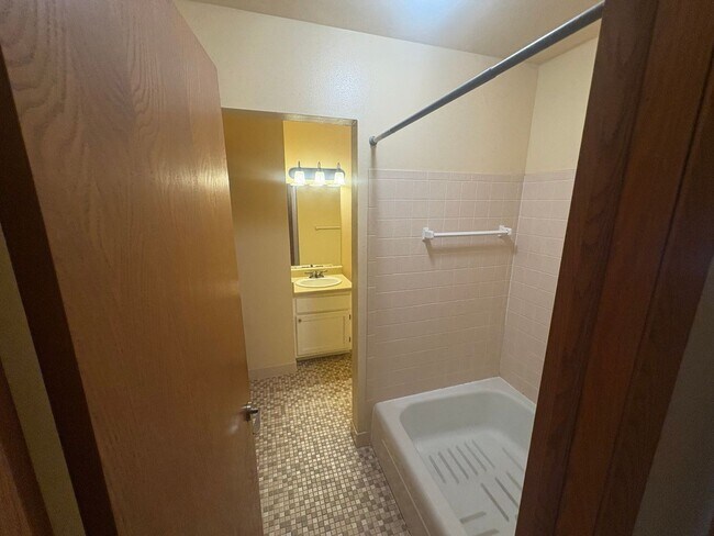 Foto del edificio - Spacious 2BR/1.5BA 2nd Floor Apartment in Brown Deer – Heat & Hot Water Included, Pool & Undergro...