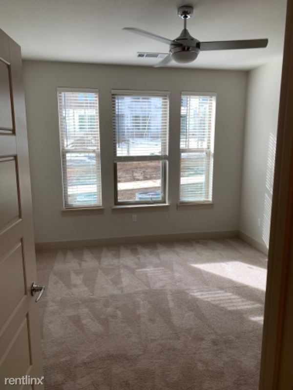 Building Photo - 8570 S Oak Cir