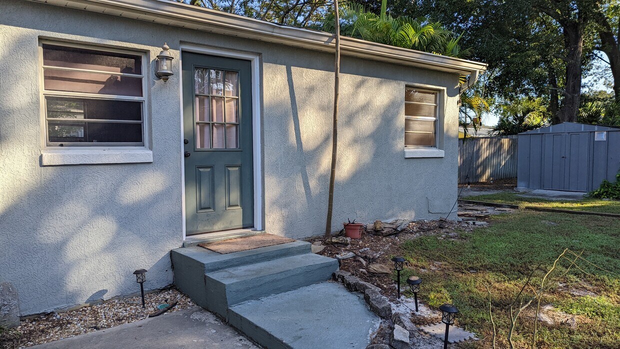 Foto principal - 919 Pinegrove Ave