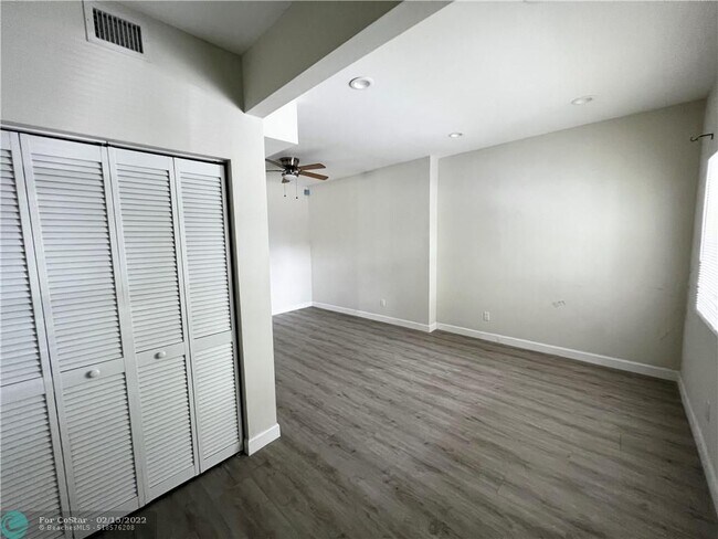 Foto del edificio - 627 Bunker Rd