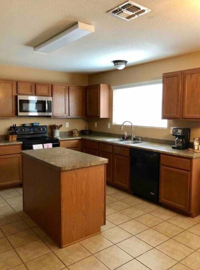 Building Photo - 3/2/2/ single story home near UTSA, La Can...