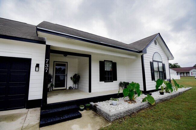 Building Photo - 3 Bedroom 2 Bath with Bonus