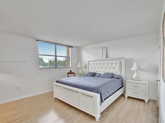 Foto principal - 900 NE 195th St