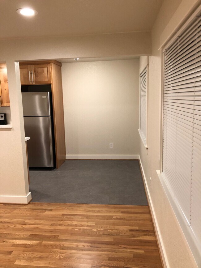 Building Photo - Juneau University Court Storage-W/D-Parking-Pets