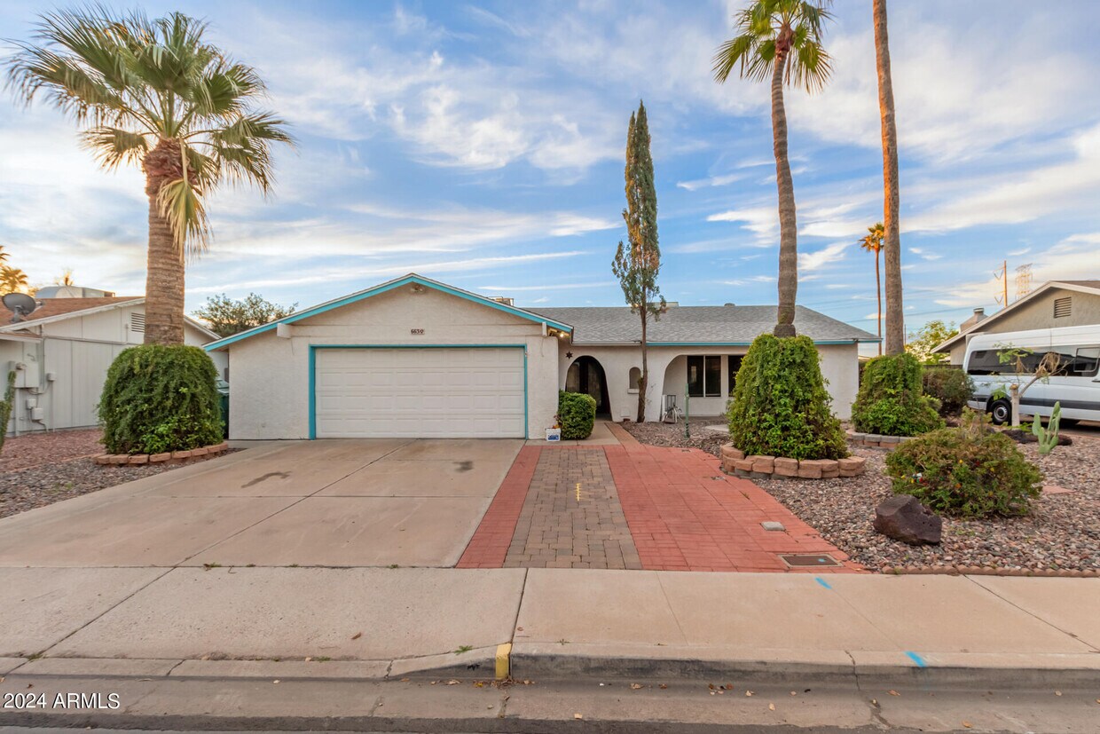 Primary Photo - 663 W Posada Ave