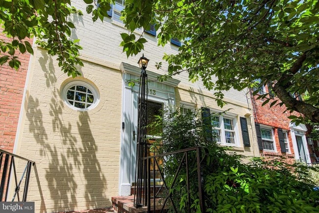Building Photo - 813 S Fairfax St