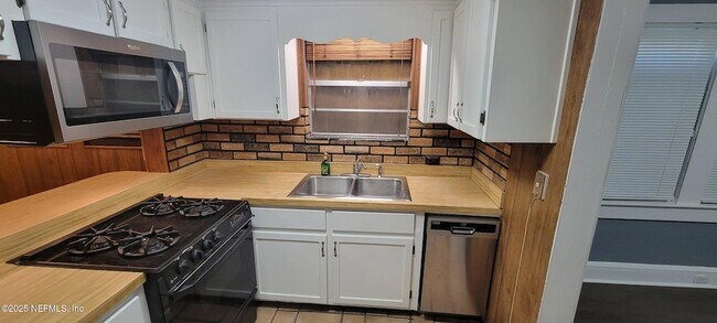 Foto del edificio - 1243 W 29th St